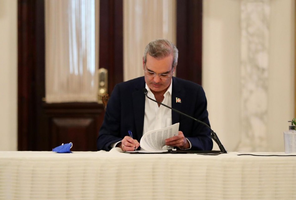 Presidente Luis Abinader crea comisi&oacute;n para transformar sistema educativo