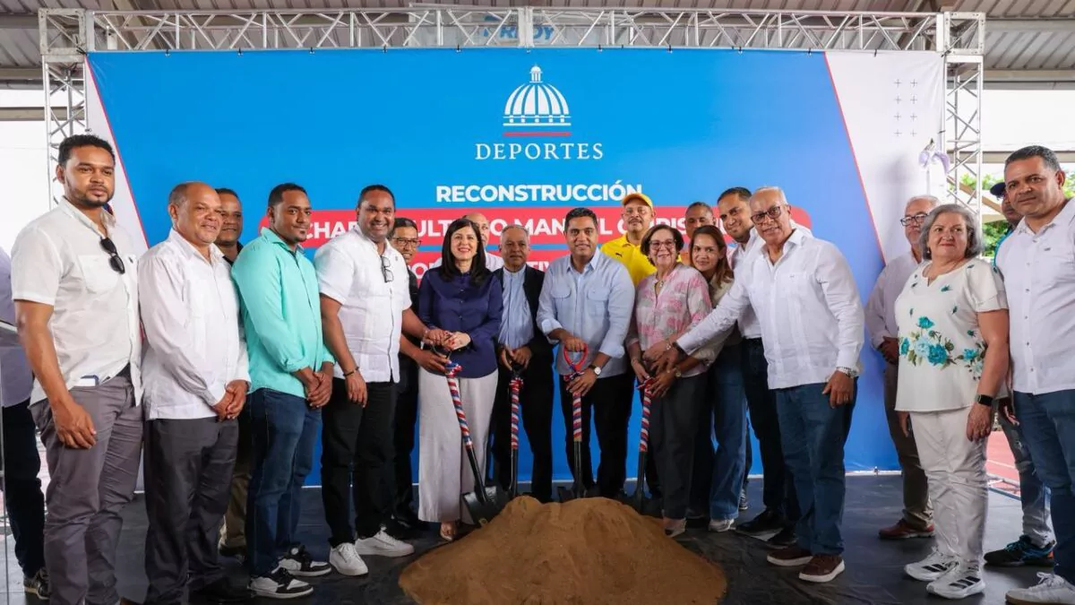 Ministro Kelvin Cruz inicia reconstrucción de dos multiusos en Hermanas Mirabal