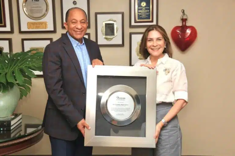 Club Los Prados reconoce alcaldesa Carolina Mejía en cena 58 aniversario
