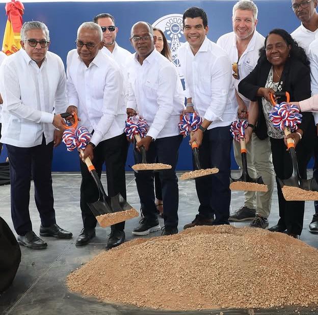 Director del Inapa inicia obras del alcantarillado sanitario de Boca Chica