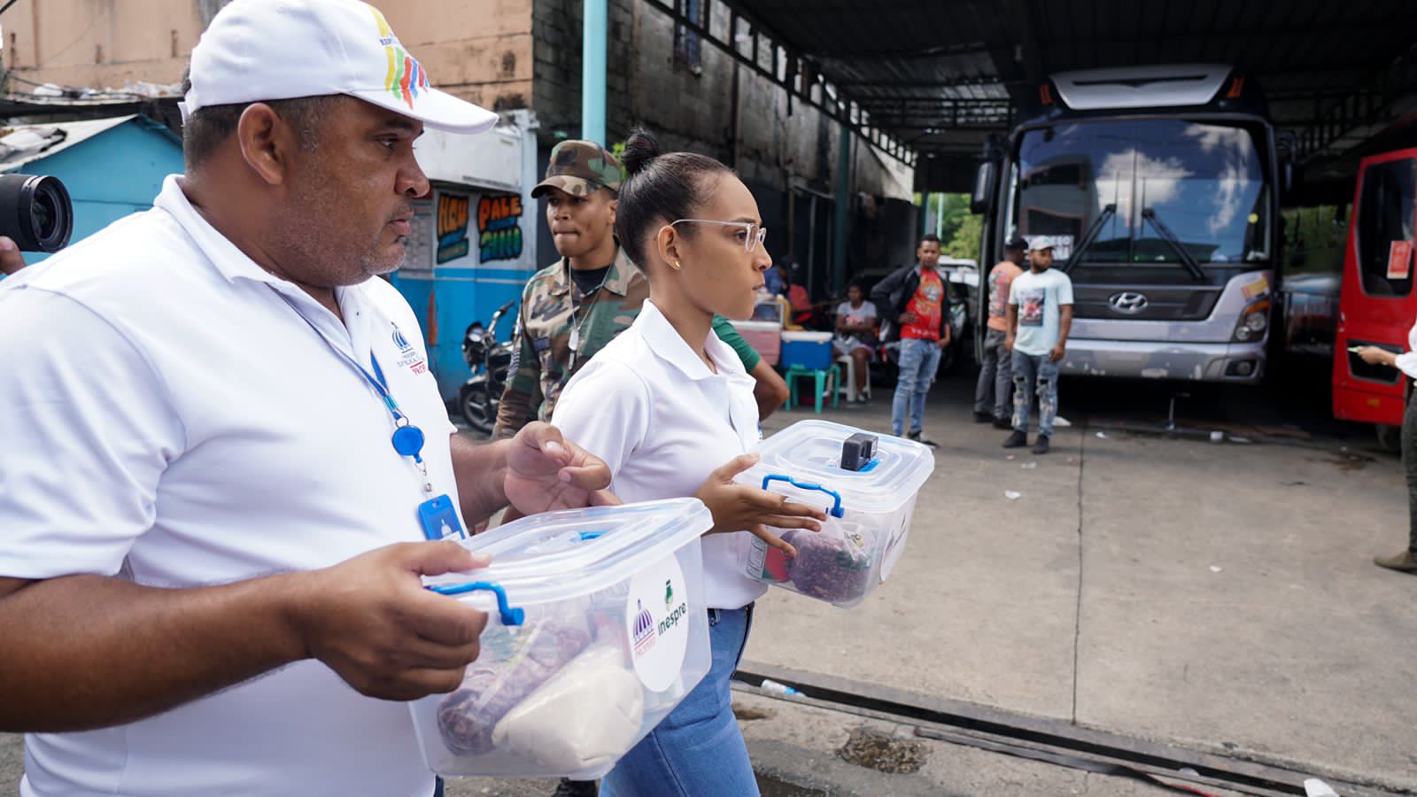 Direcci&oacute;n General de los Proyectos Estrat&eacute;gicos y Especiales de la Presidencia (Propeep), que dirige el ministro Neney Cabrera, entreg&oacute; este Jueves Santo m&aacute;s de 6 mil kits con productos para la preparaci&oacute;n de las tradicionales habichuelas con dulce