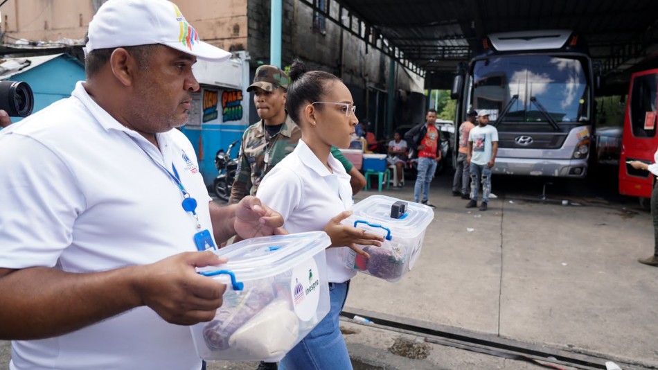 Direcci&oacute;n General de los Proyectos Estrat&eacute;gicos y Especiales de la Presidencia (Propeep), que dirige el ministro Neney Cabrera, entreg&oacute; este Jueves Santo m&aacute;s de 6 mil kits con productos para la preparaci&oacute;n de las tradicionales habichuelas con dulce
