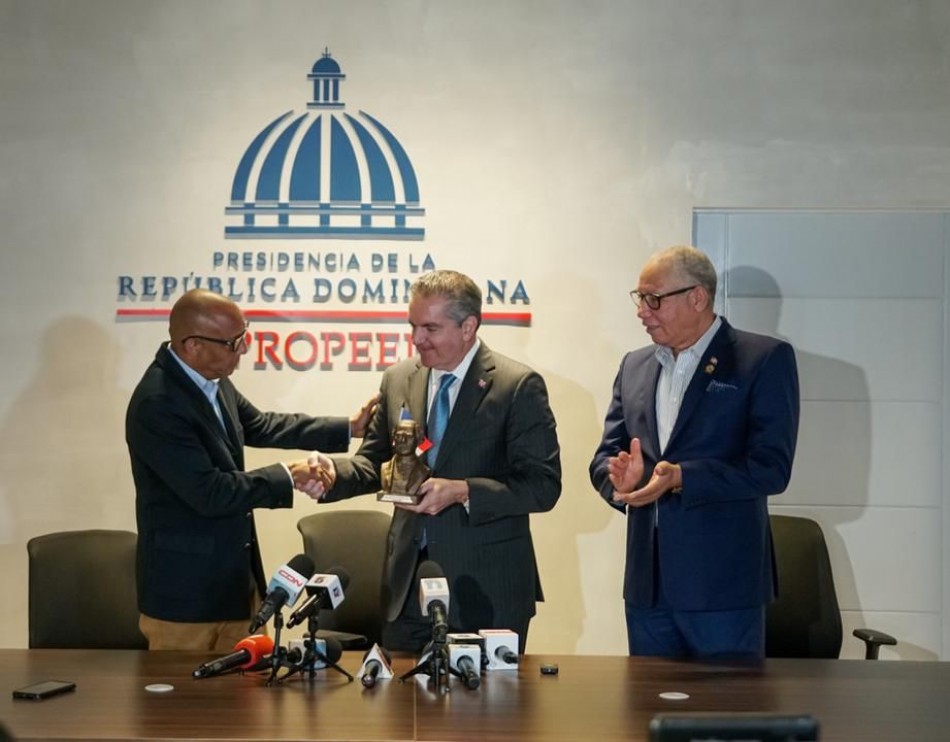 Fedodim entrega “Premio Juan Pablo Duarte a la Transparencia” al ministro Neney Cabrera