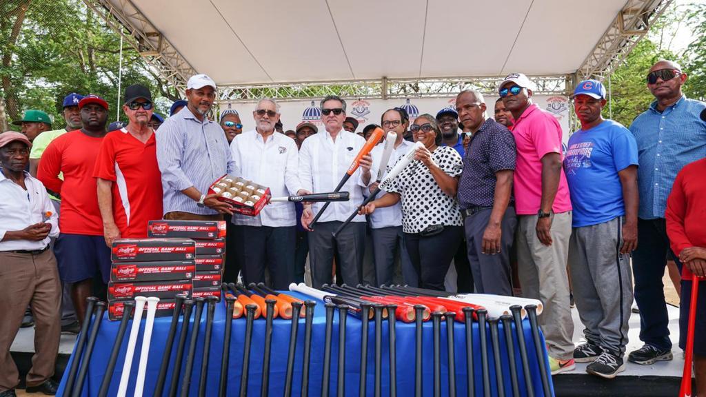 Neney Cabrera inaugura Torneo de B&eacute;isbol Propeep con participaci&oacute;n de 48 ligas deportivas