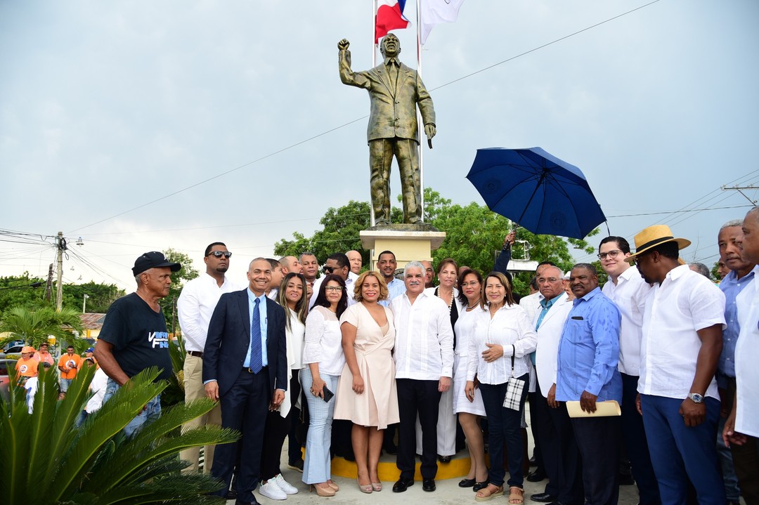  Presidente del Partido Revolucionario Dominicano (PRD), Miguel Vargas Maldonado encabez&oacute; este martes la inauguraci&oacute;n de la nueva estatua del doctor Jos&eacute; Francisco Pe&ntilde;a G&oacute;mez