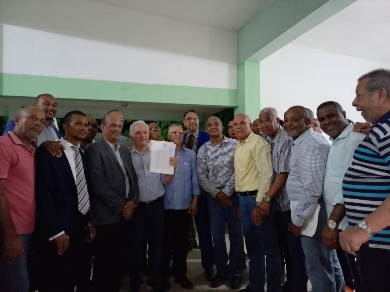 Presidente Abinader cumple su promesa y entrega la direcci&oacute;n del Club Los Trinitarios a su directiva. 