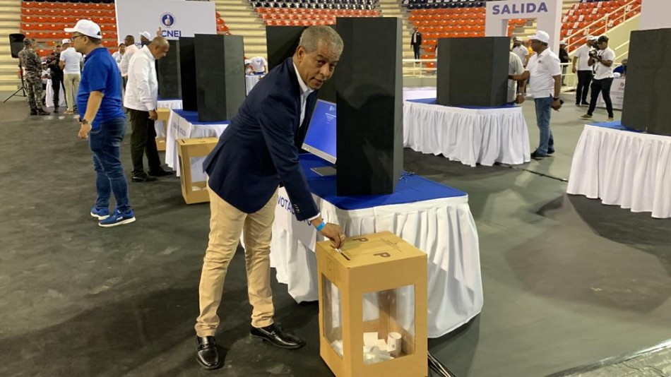 Secretario general PRM Santiago destaca éxito montaje Convención Nacional, mientras acude a votar