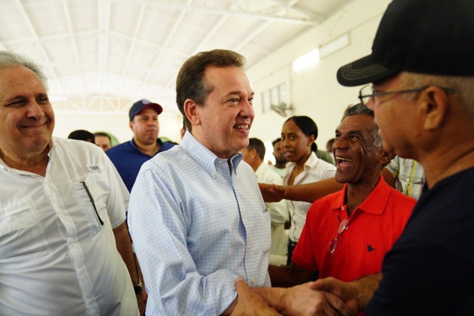 Ito Bisonó anuncia en gobierno provincial nuevo subsidio al pollo