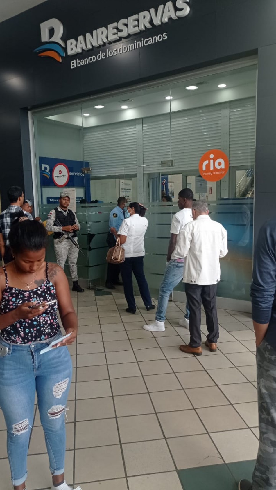 Manuel Jimenez uno de los pocos funcionarios públicos se encuentra en la calle o en un banco haciendo fila