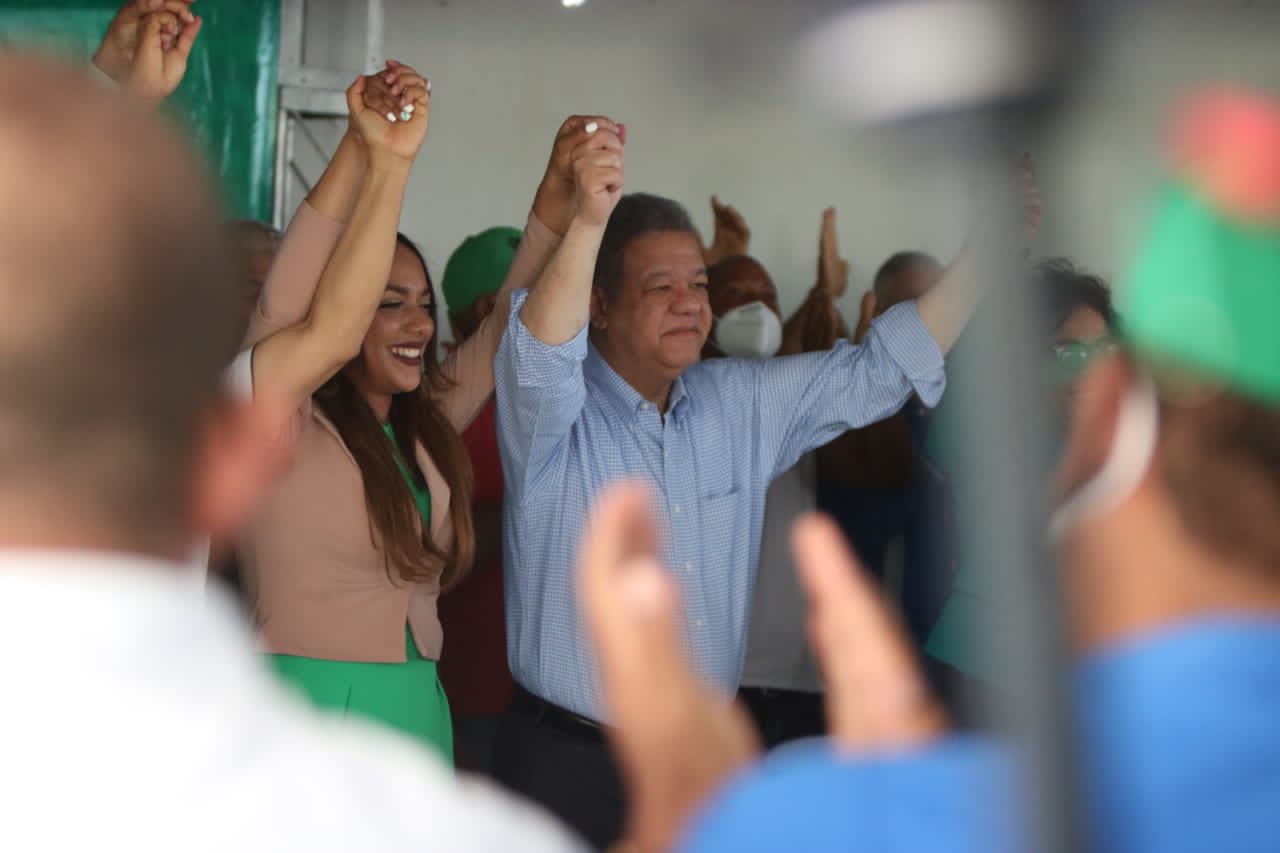 Fern&aacute;ndez continua toma de los barrios de la capital con juramentaci&oacute;n de la regidora Tayluma Calder&oacute;n en Santo Domingo Este