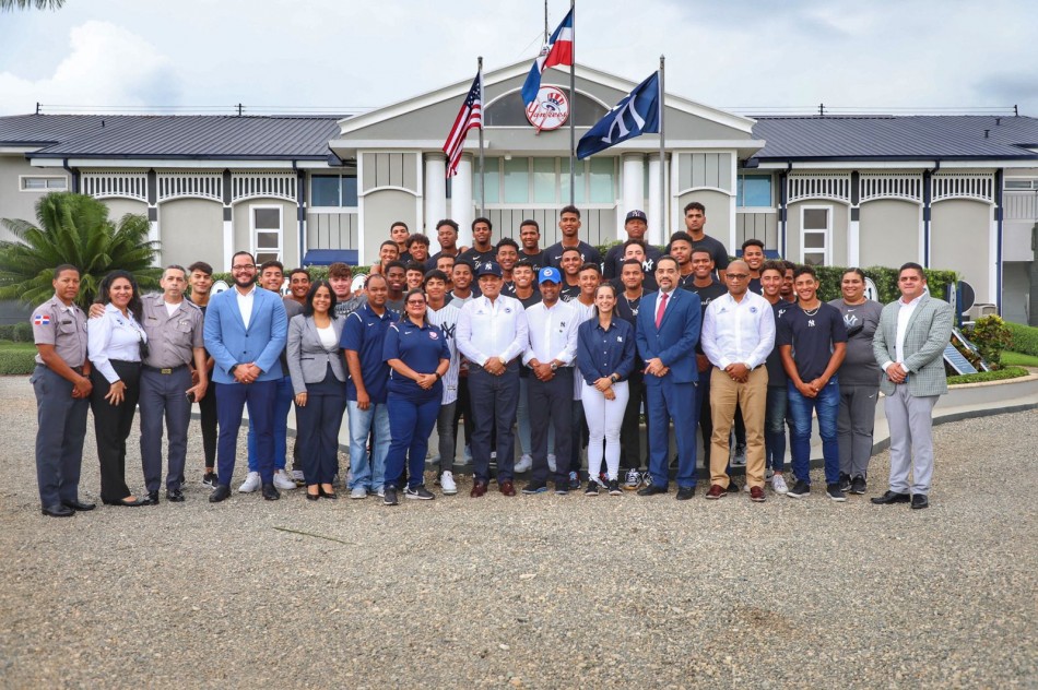 Consejo Nacional de Drogas y la Academia de los Yankees de New York en RD firman acuerdo estratégico que permitirá orientar jóvenes prospectos sobre estilo de vida saludable