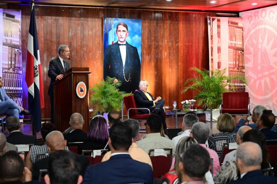 Leonel afirma jam&aacute;s se puede aceptar que organismos extranjeros digan qui&eacute;n es o no es dominicano
