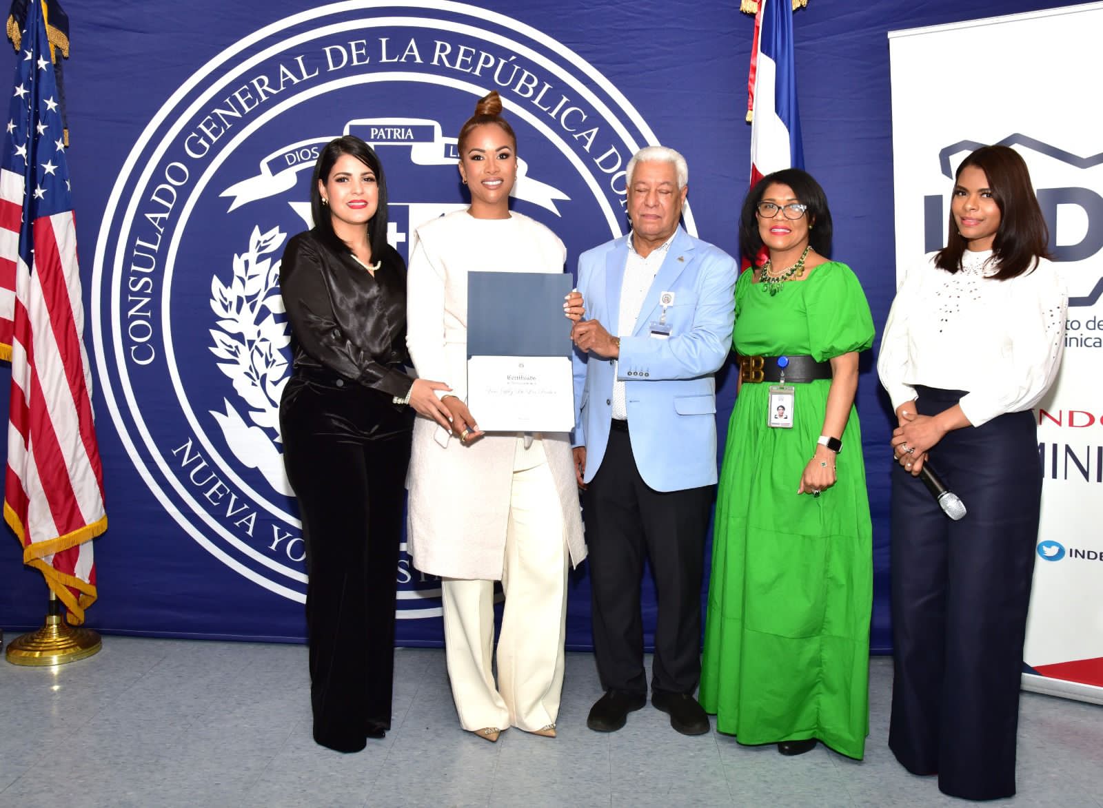 Dra. Yily de los Santos es reconocida&nbsp; por Consulado Dominicano de New York&nbsp;
