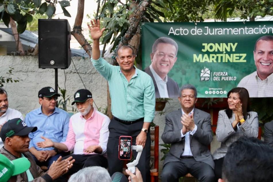 Leonel juramenta en la FP a un grupo de pastores evang&eacute;licos y al l&iacute;der del PLD en Navarrete