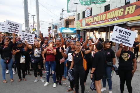Mujeres en Santo Domingo Este conmemoran su d&iacute;a vestidas de luto