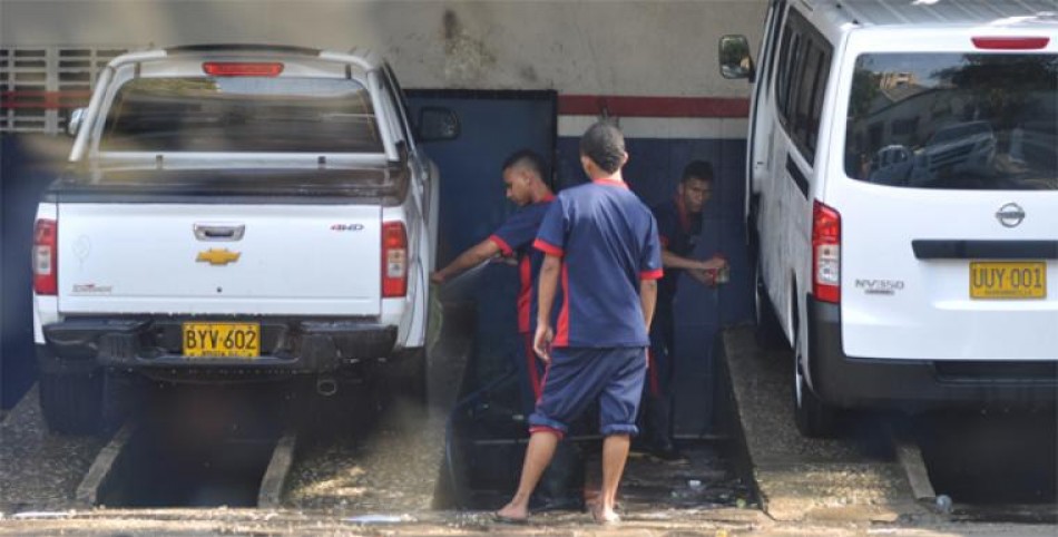 Escasez de agua no detiene operaciones de lavadores informales