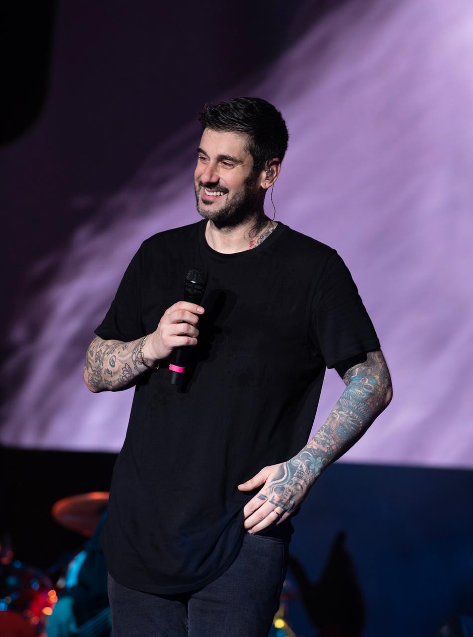 Melendi hace historia en Palacio de los Deportes! Una multitud de fan&aacute;ticos dan cita en su primera vez en RD