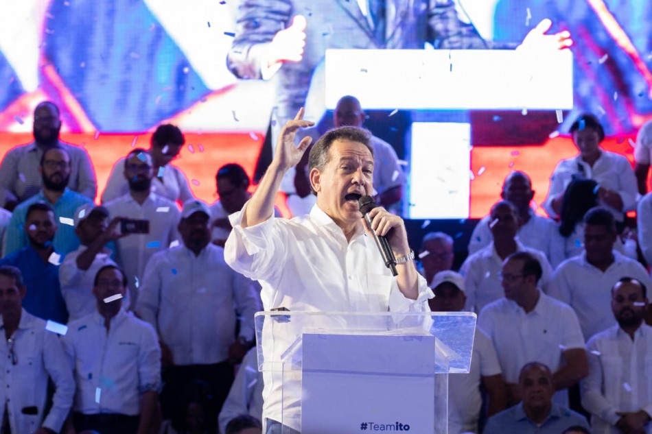 Ito Bison&oacute; juramenta miles de dirigentes para trabajar por la reelecci&oacute;n de Abinader