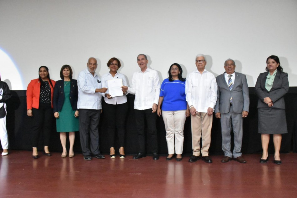 MESCYT entrega más de 40 becas nacionales a estudiantes de postgrado del Recinto UASD Nagua