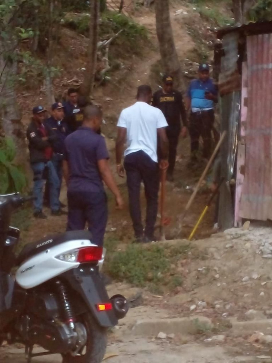 Autoridades investigan en fosas cadáveres de personas desaparecidas