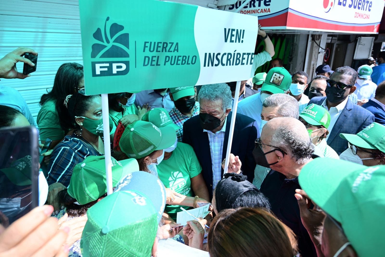 Leonel llevar&aacute; este mi&eacute;rcoles el padr&oacute;n de la FP a la JCE