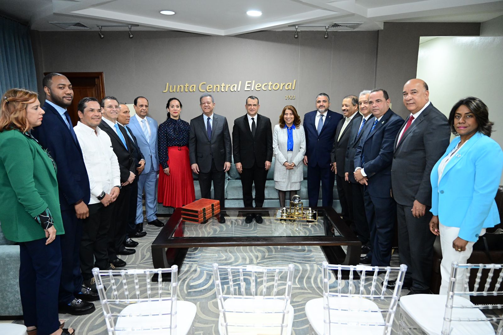  Fuerza del Pueblo realiza el  encuentro de cortes&iacute;a con miembros del Pleno de la JCE 