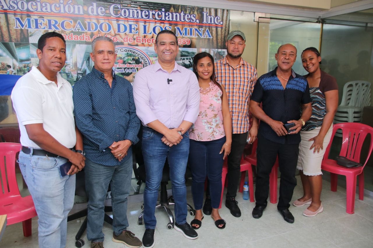 Asociaci&oacute;n de comerciantes del mercado de Los Mina realiza recorrido junto a Luis Alberto Tejeda