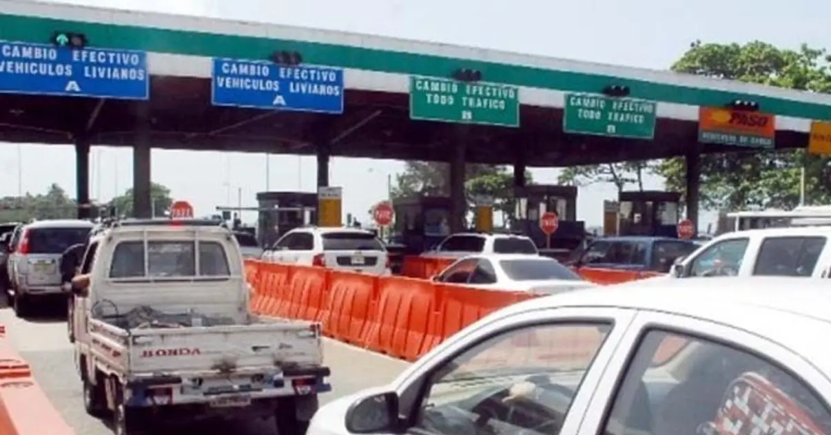 Sigue la congesti&oacute;n de veh&iacute;culos en el peaje de la autopista Las Am&eacute;ricas