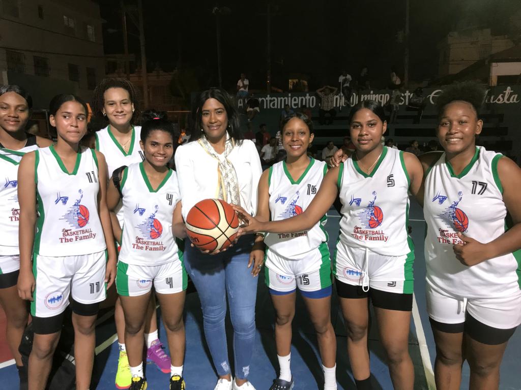 CANCHA ISABELITA celebra con el Basket femenino : "No Violencia Contra Mujer"!   POR PAULINO MOTA 