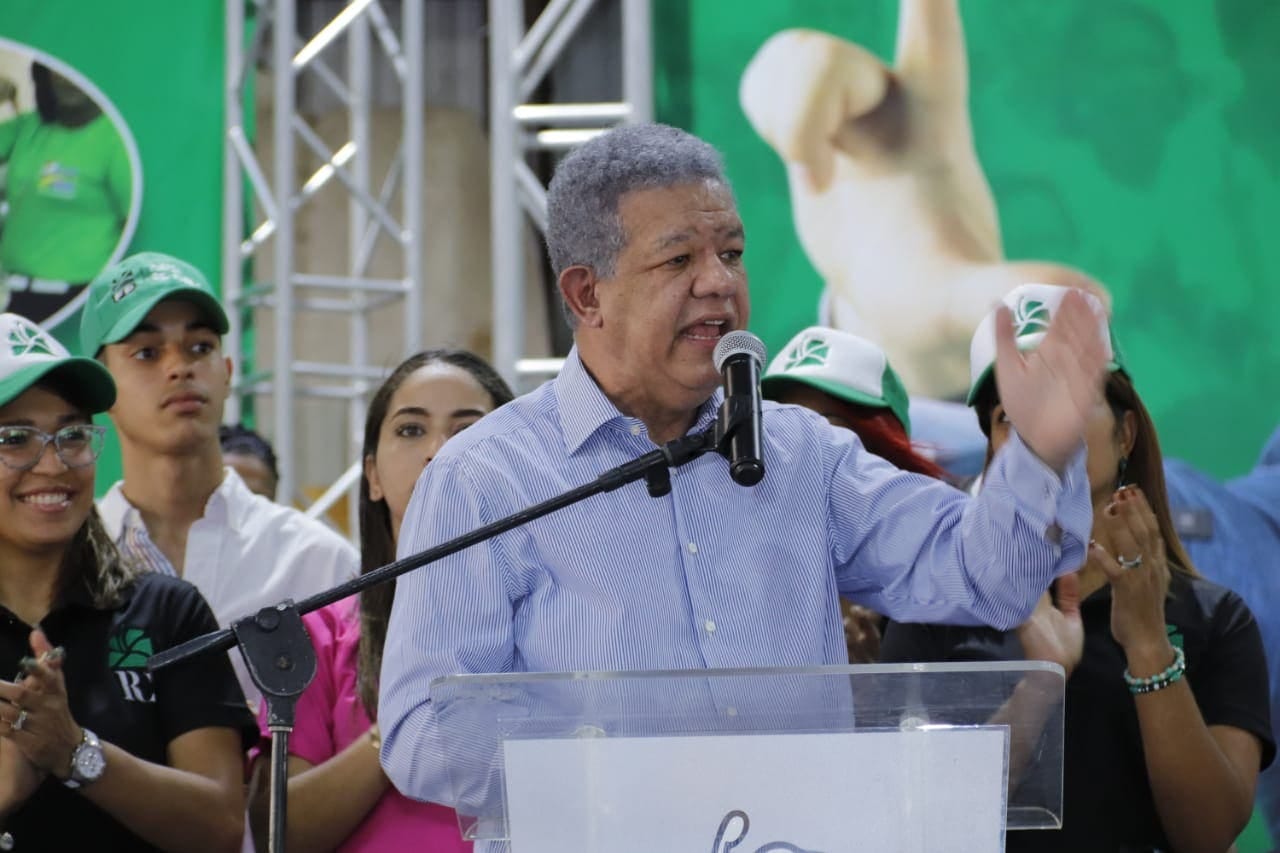 Leonel Fernandez llega al  Colegio Santa Teresa para participar en encuentro acad&eacute;mico 