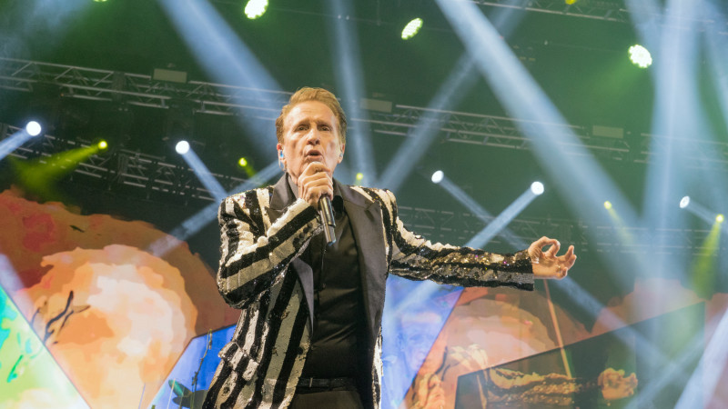 Emmanuel, romanticismo, intimidad y energ&iacute;a en un concierto vibrante