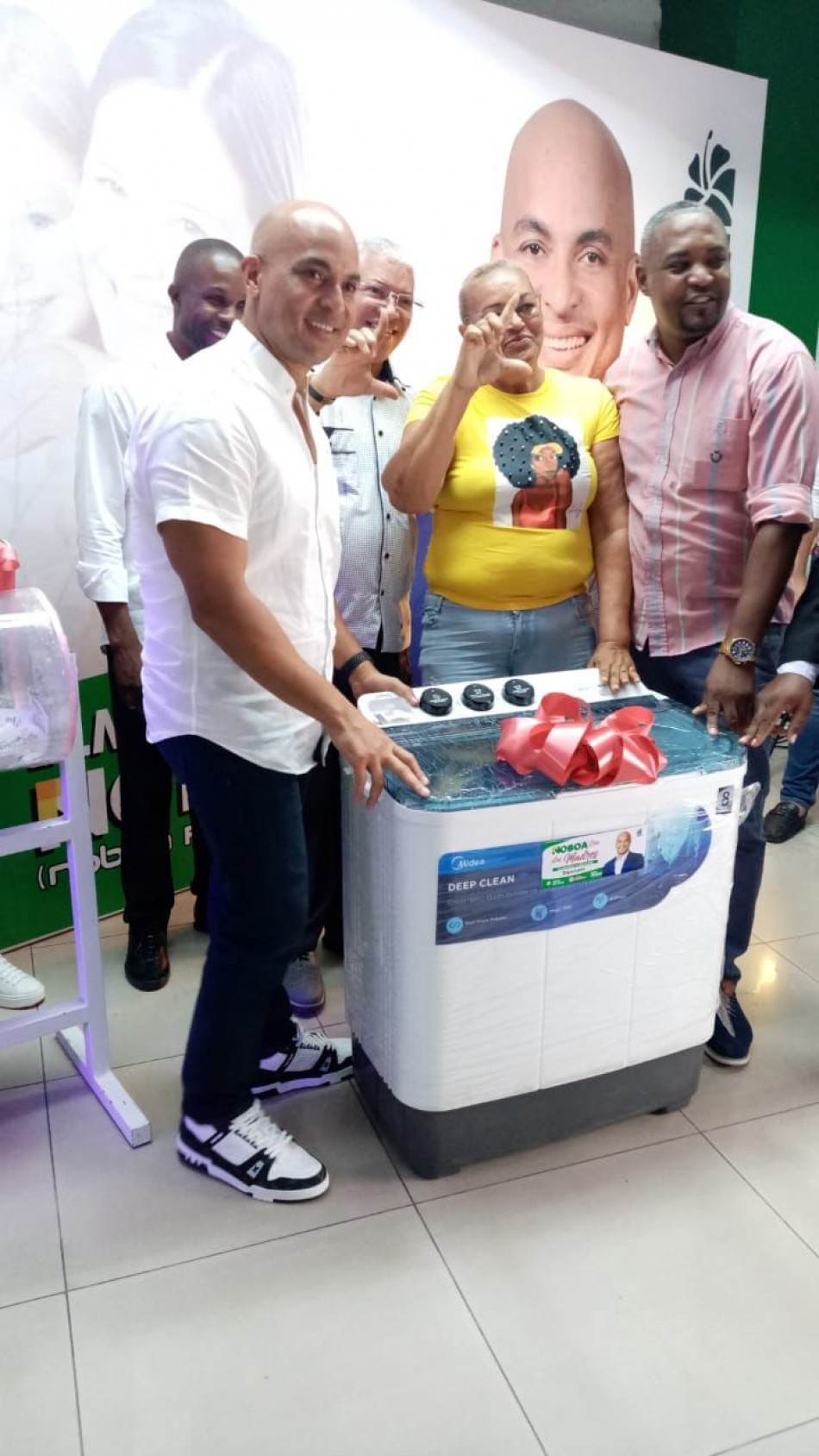 Elmin Noboa entrega electrodomésticos a cientos de madres con motivo del dia de las madres