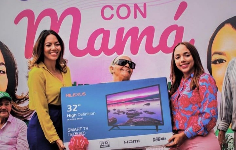 Regidora Tayluma Calder&oacute;n y Leandra Acosta llenan de alegria corazones a mujeres SDE en celebraci&oacute;n del "Dia de las Madres"