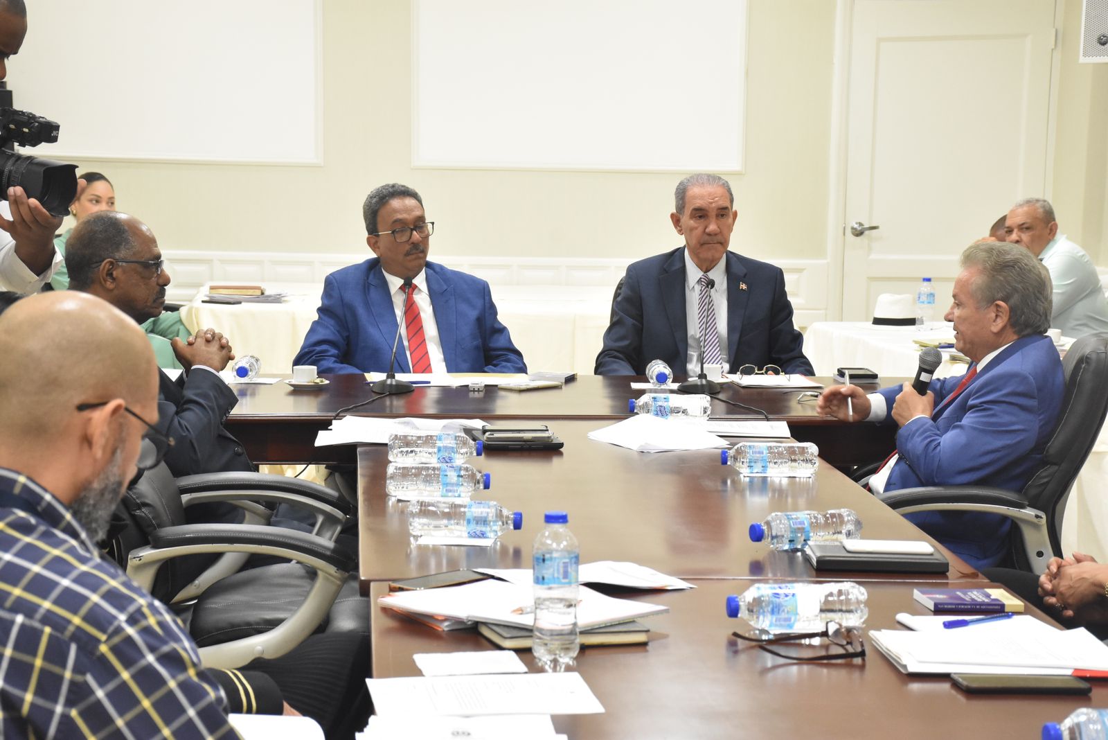 Mescyt propone observaci&oacute;n a dos iniciativas legislativas que buscan modificar la Ley sobre expedici&oacute;n de exequatur