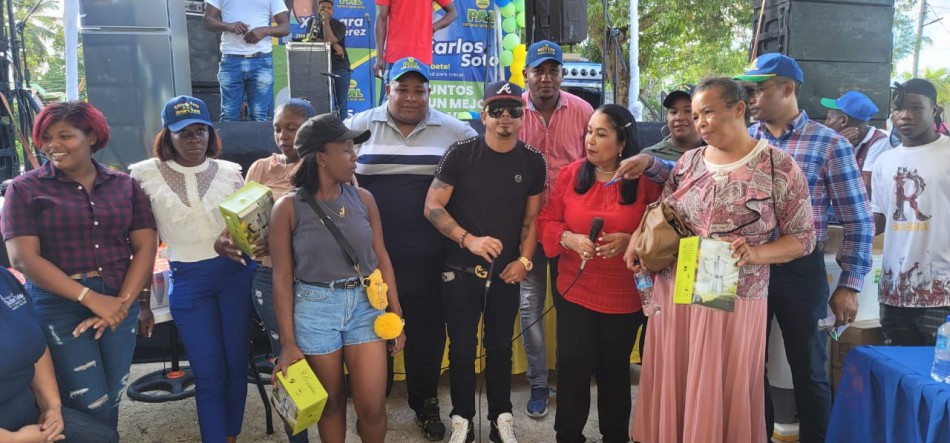 El empresario del entrenamiento y Candidato Alcalde del Distrito Municipal Hato Viejo realiza la  entrega de regalos a las madres 
