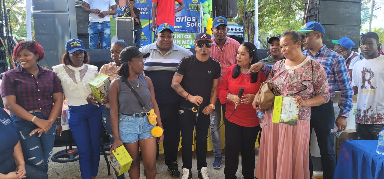 El empresario del entrenamiento y Candidato Alcalde del Distrito Municipal Hato Viejo realiza la  entrega de regalos a las madres 