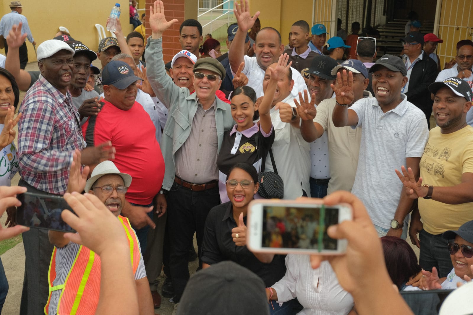 Alcalde Manuel Jim&eacute;nez lleva soluciones a residentes de El Tamarindo
