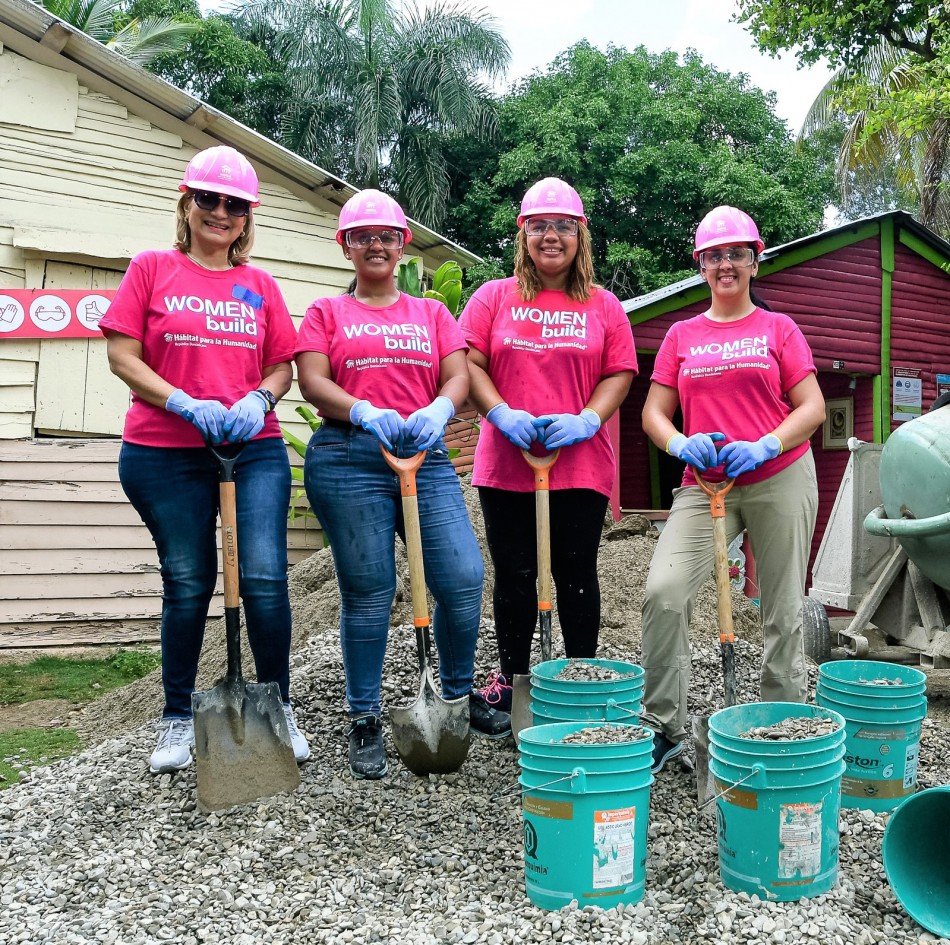 Voluntarias construyen pisos para jugar en 2da edición de Women Build República Dominicana