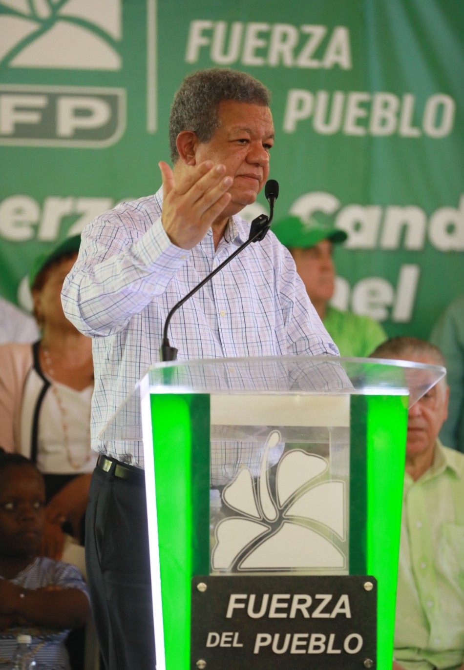 Leonel Fern&aacute;ndez asegura el gobierno trabaja sin planificar y est&aacute; dirigido por un "hombre orquesta"