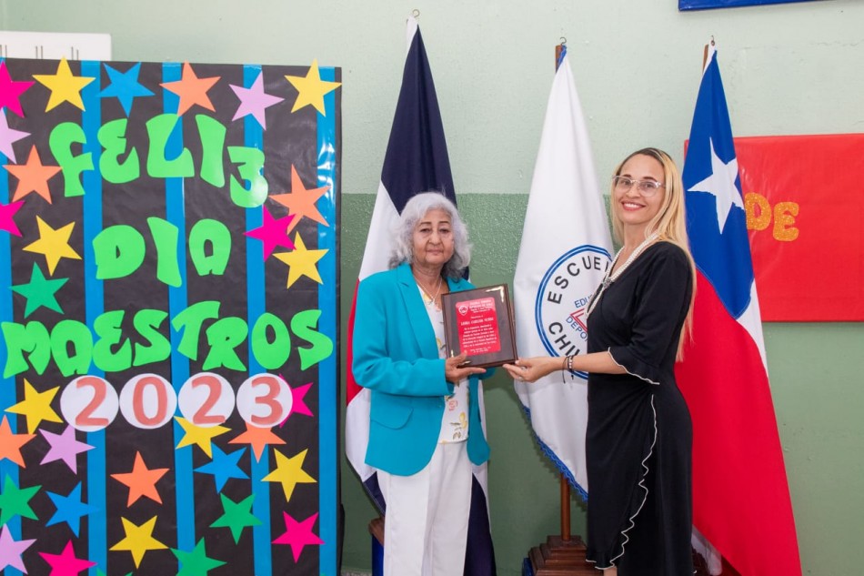 Destacada maestra Lesbia Núñez, madre del director del INPOSDOM, es reconocida por 30 años de entrega y aportes a la comunidad educativa