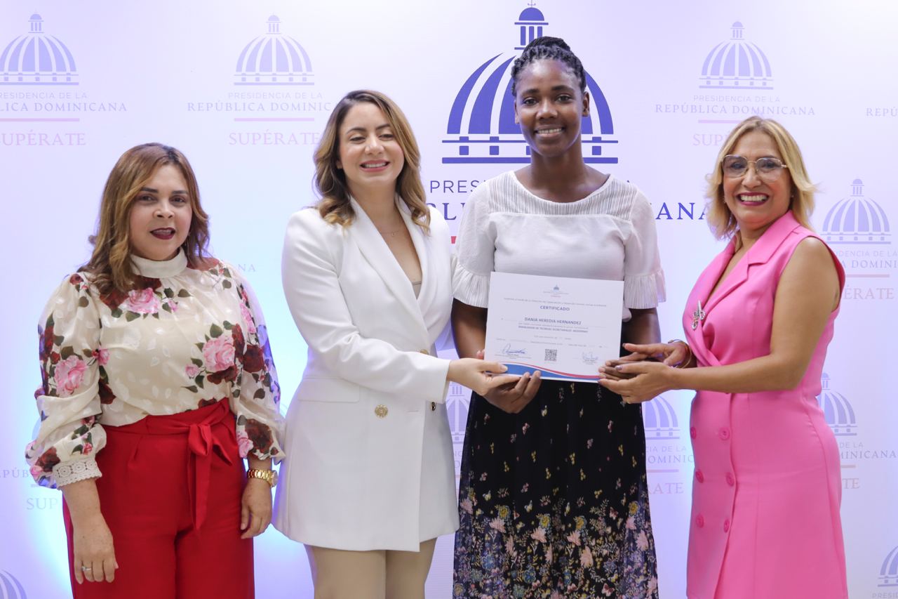 Sup&eacute;rate grad&uacute;a 84 j&oacute;venes en &aacute;reas t&eacute;cnicas