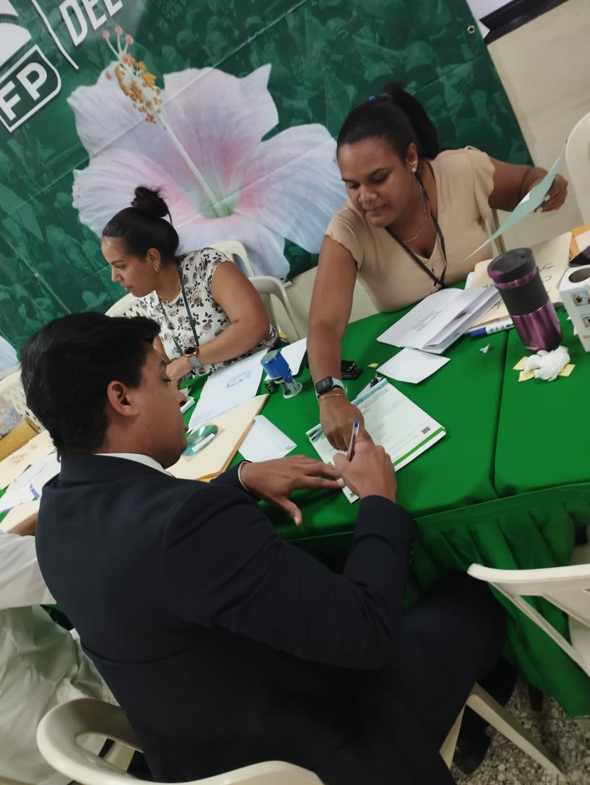 Aspirante a regidor inscribe candidatura por circunscripci&oacute;n 2 del Distrito Nacional 