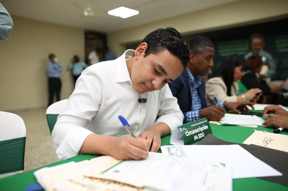 Emil Viloria, candidato más joven de la Fuerza del Pueblo a nivel nacional inscribe su candidatura como regidor.