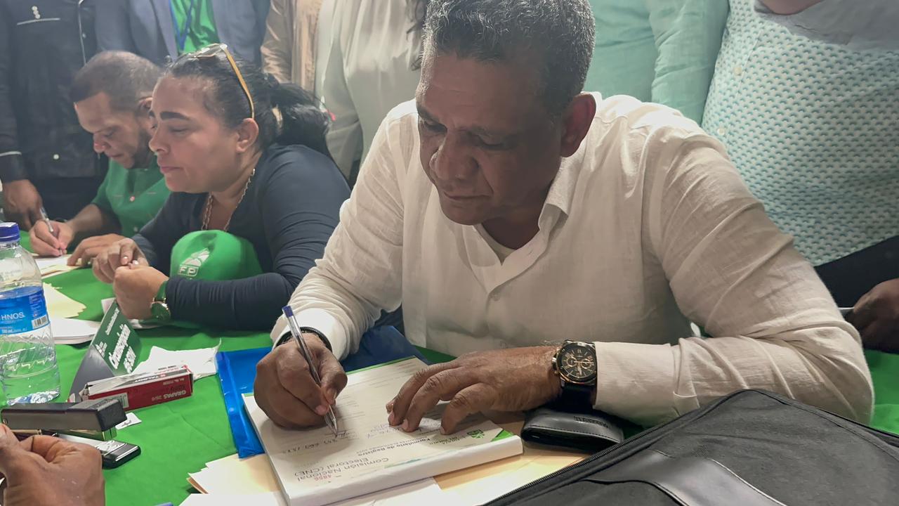 Ruben Maldonado inscribe precandidatura a Senador provincia SD