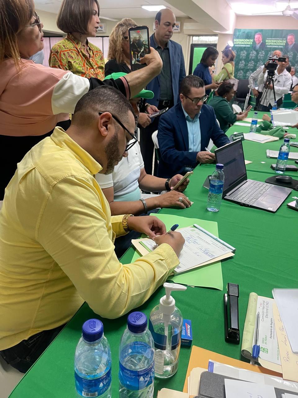 Leonel P&eacute;rez inscribe precandidatura a regidor por la Circunscripci&oacute;n 1 del DN