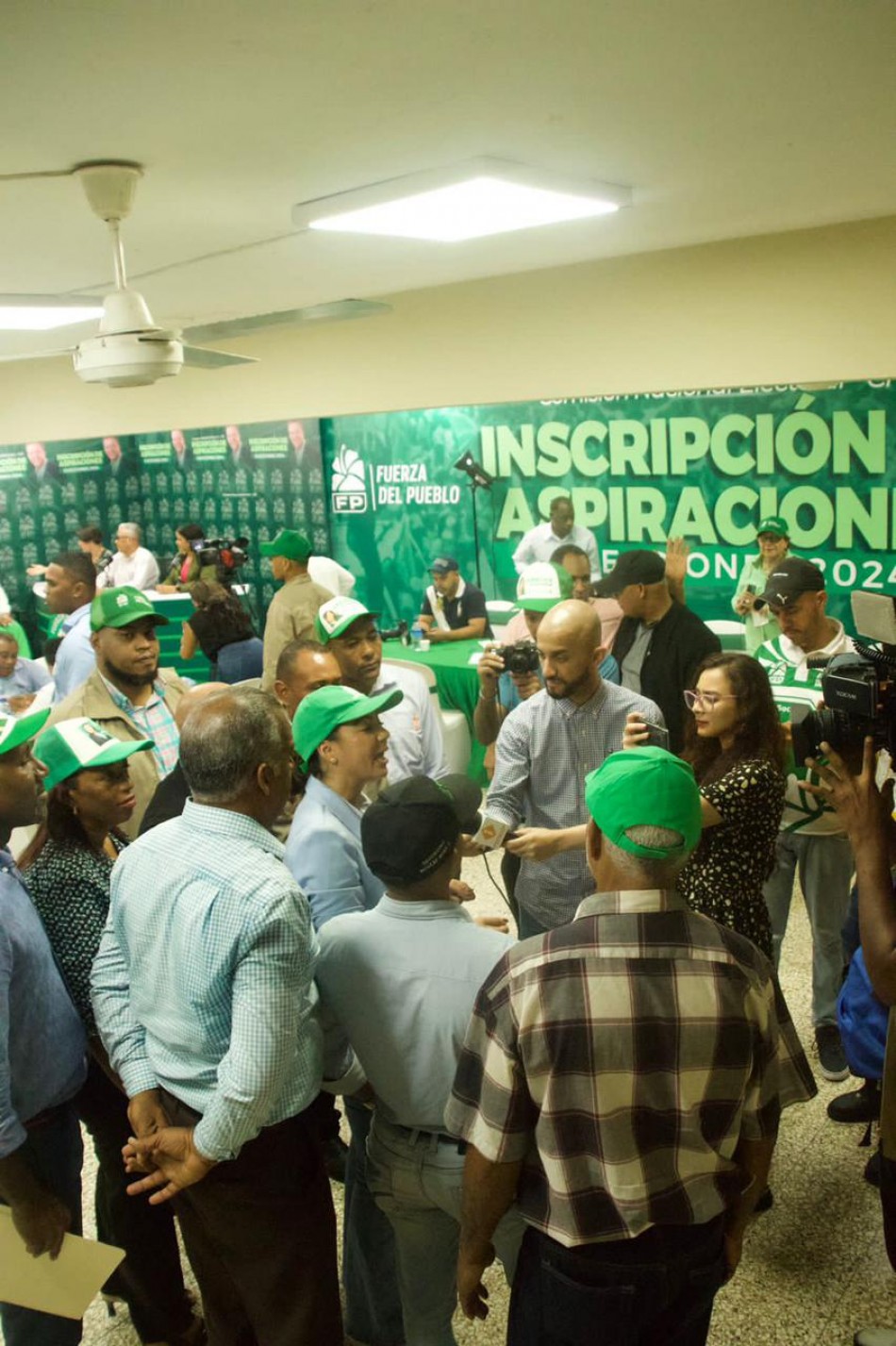 LEANDRA ACOSTA inscribe formalmente su precandidatura como alcalde esa por el partido  Fuerza del Pueblo 