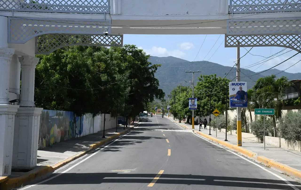 Gobierno entrega varias obras viales en Ansonia-Las Bar&iacute;as y Las Charcas de Azua
