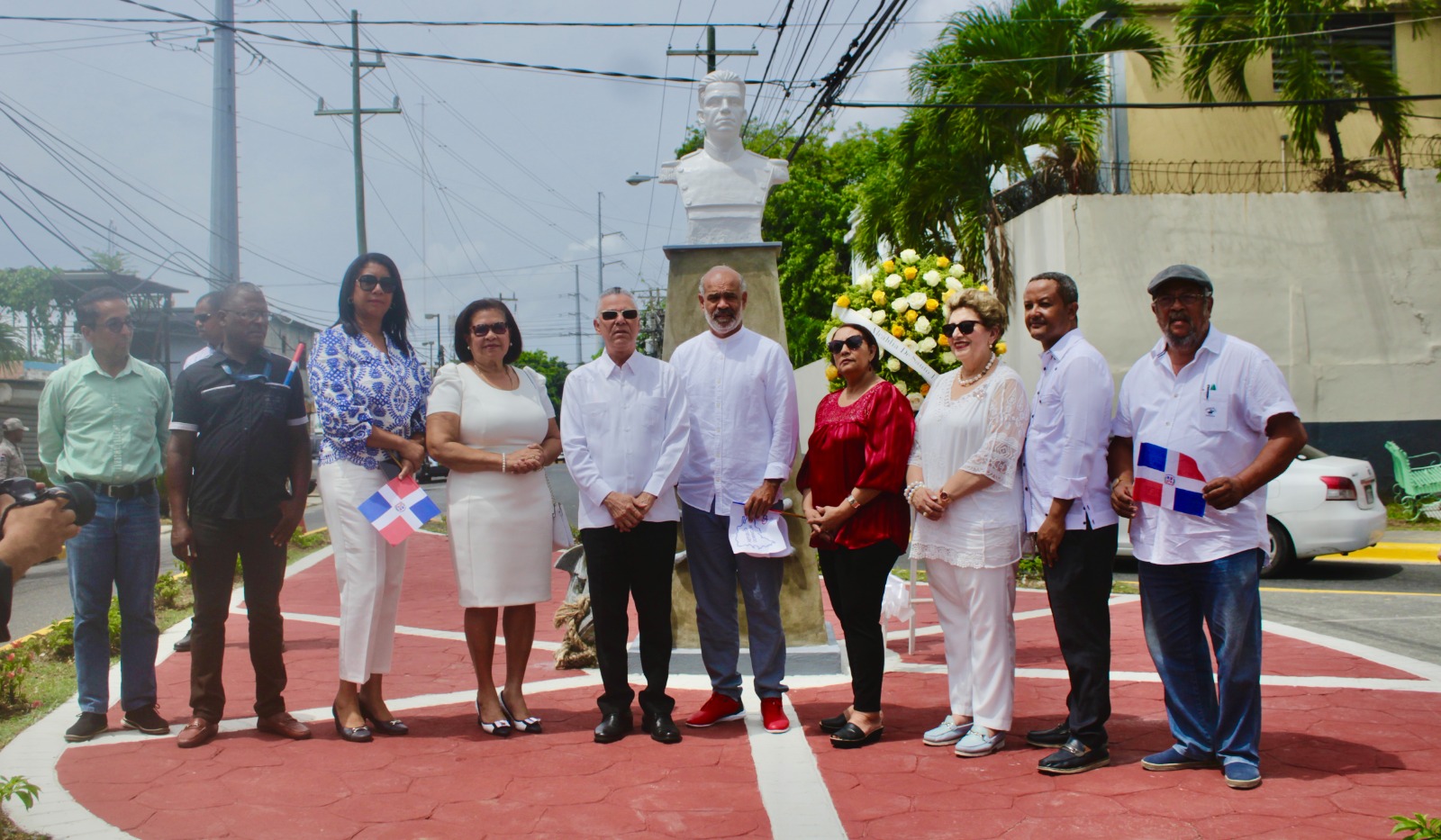 Alcalde Manuel Jim&eacute;nez develiza busto y mural dedicado a Juan Luis Duquela y La Trinitaria