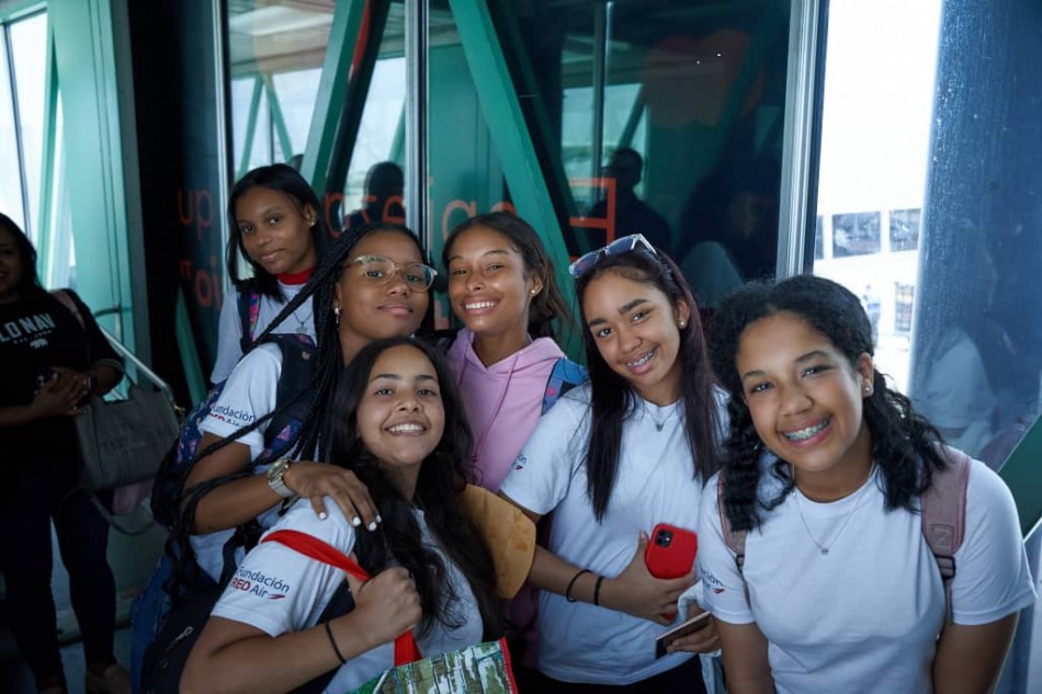 Coro Nacional Infantil realizó Vuelo de Esperanza con la Fundación RED Air