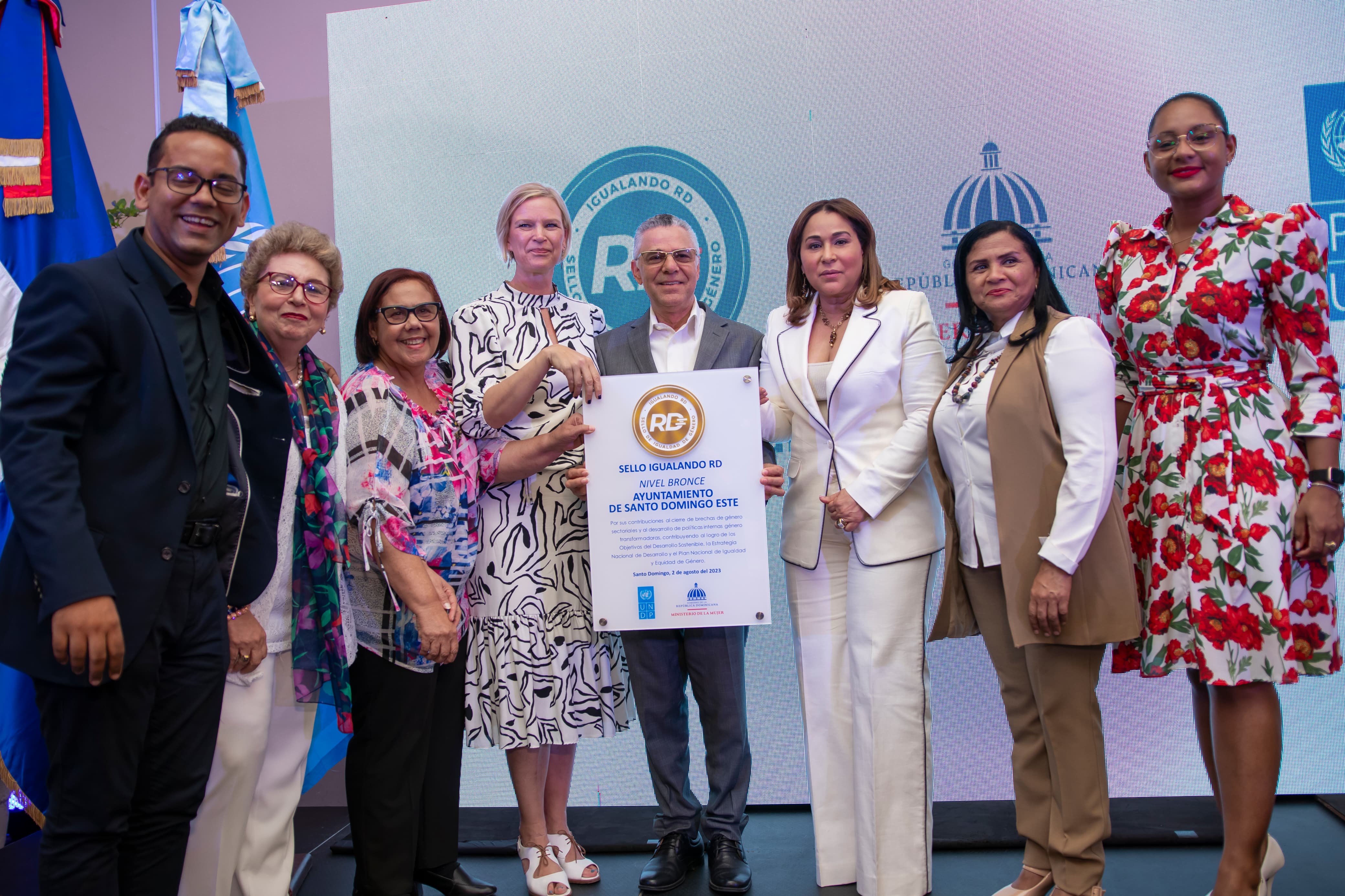 Ayuntamiento Santo Domingo Este recibe Sello de Igualdad de Género del PNUD y Ministerio de la Mujer